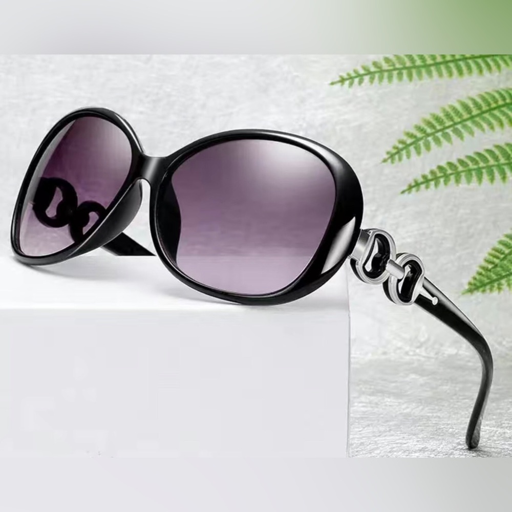 - Womens sunglasses vintage oversize frame. New